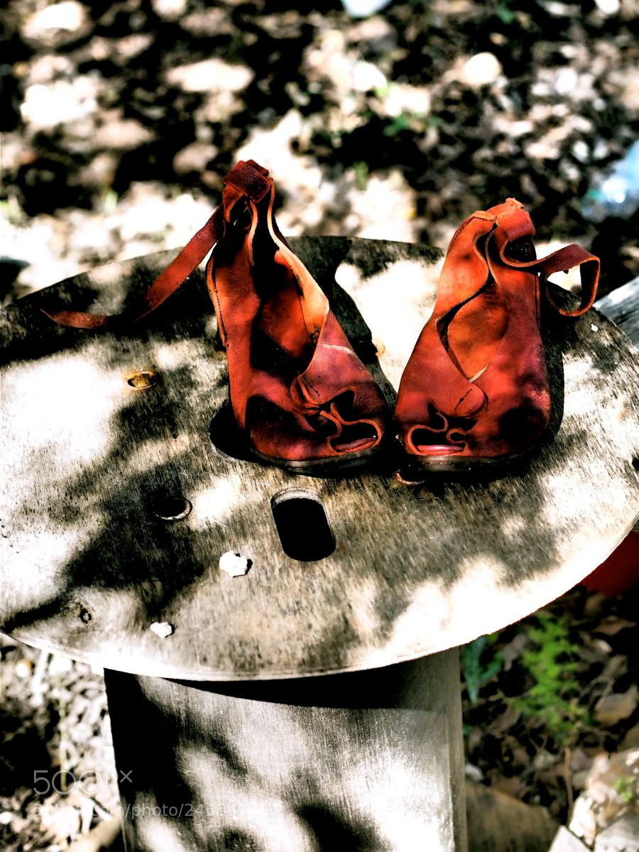 Olympus OM-D E-M5 sample photo. Les souliers rouges photography