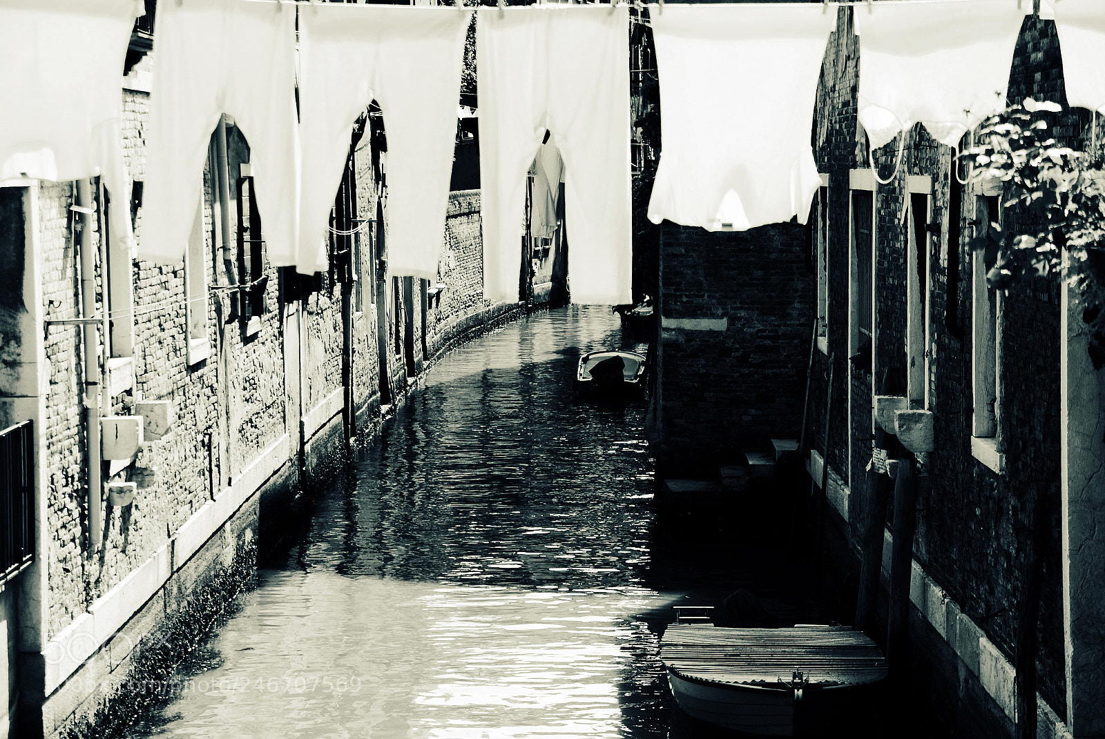 Sony Alpha DSLR-A100 sample photo. Laundry day in venice photography