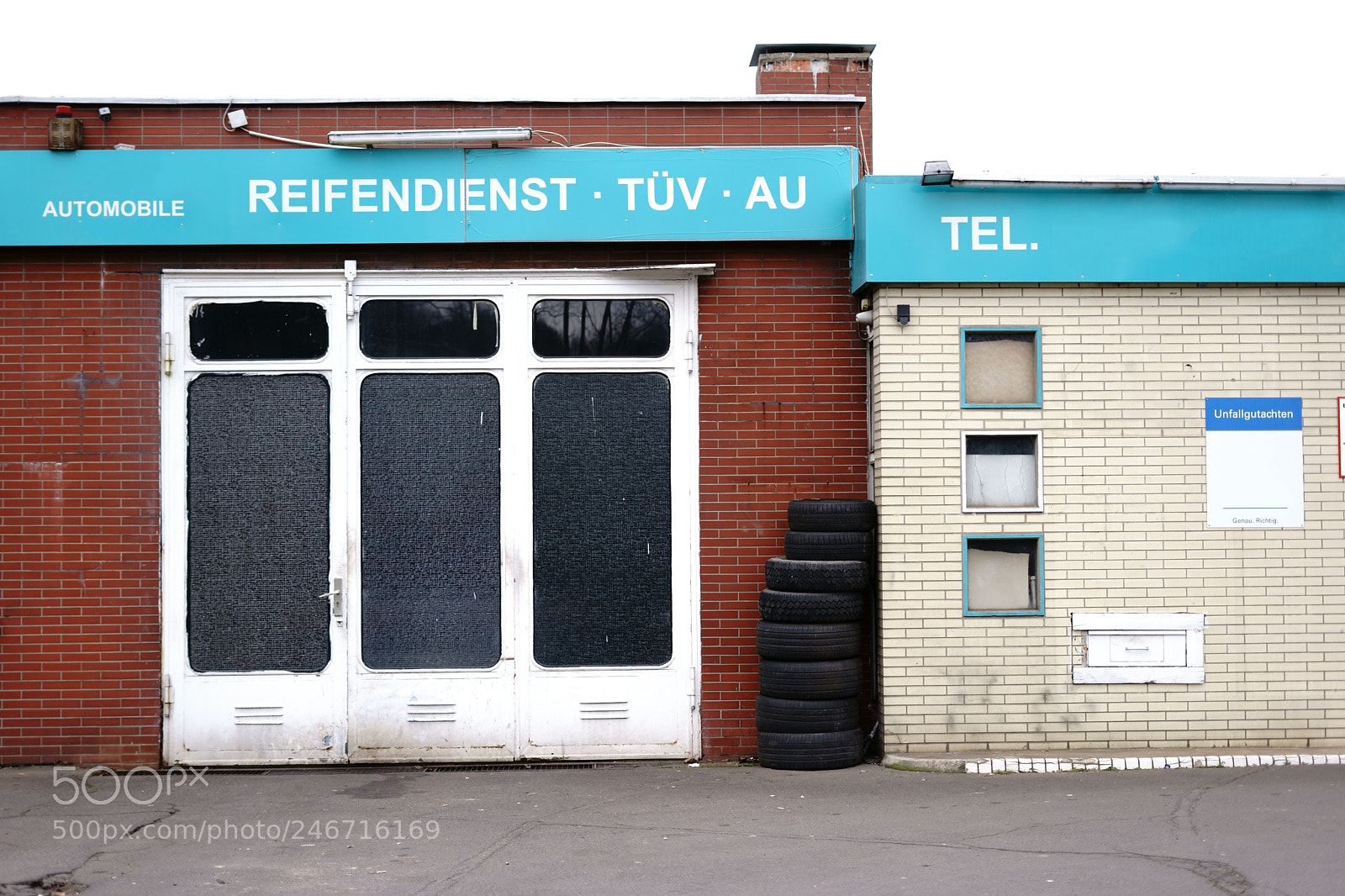 Sony a7 II sample photo. Auto repair shop with photography