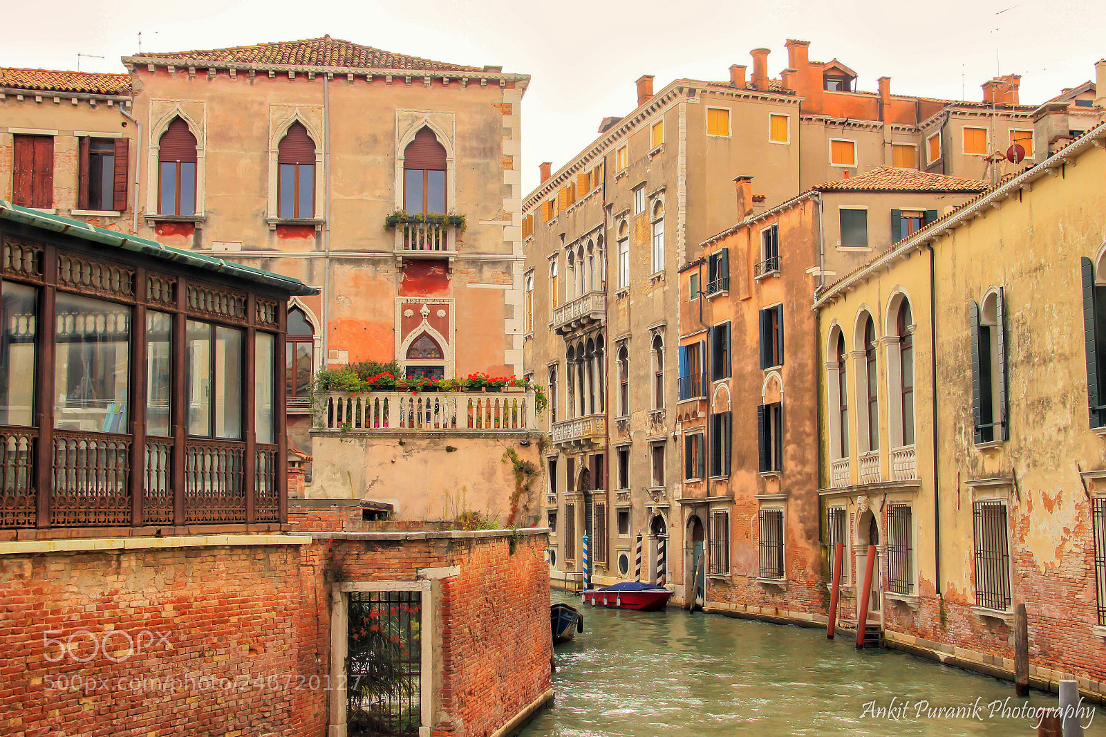 Canon EOS 500D (EOS Rebel T1i / EOS Kiss X3) sample photo. Alley in venice, italy photography