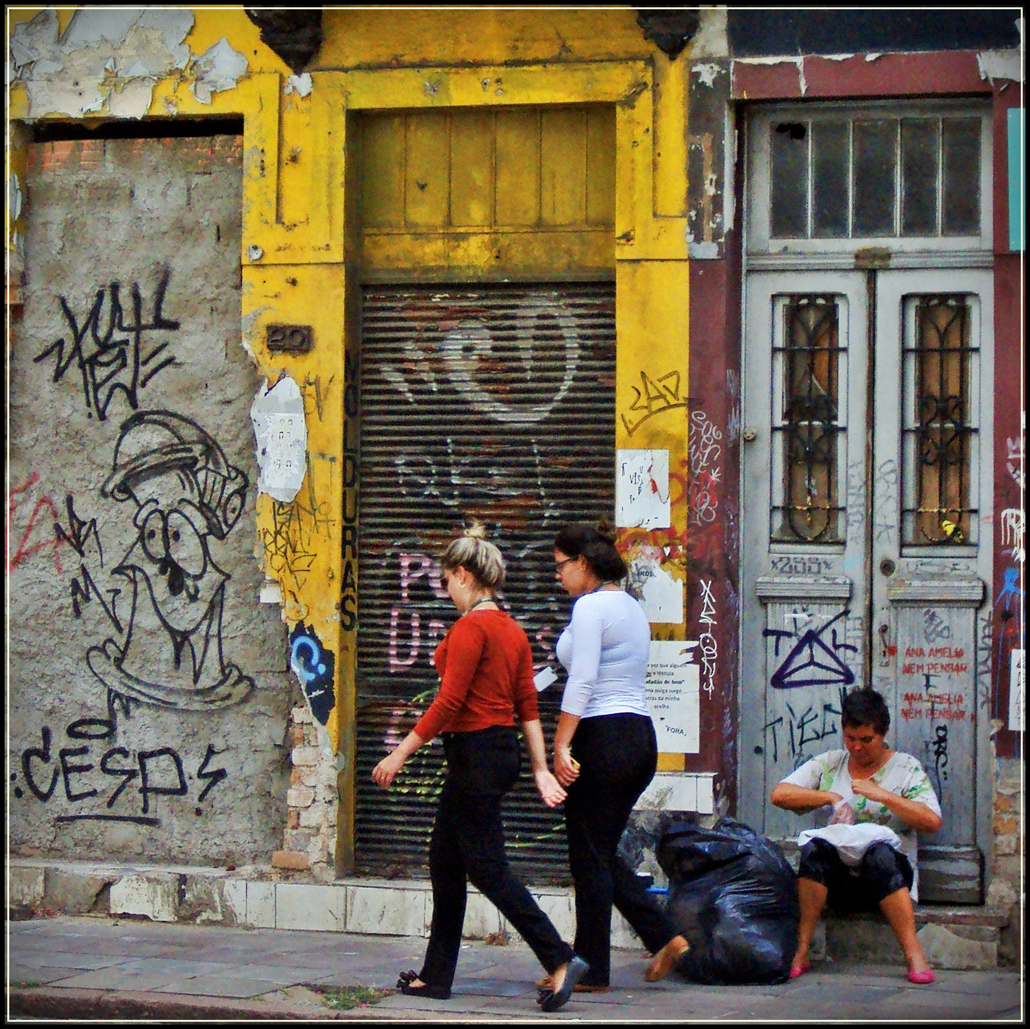 Sony Cyber-shot DSC-S930 sample photo. Girls on the street photography