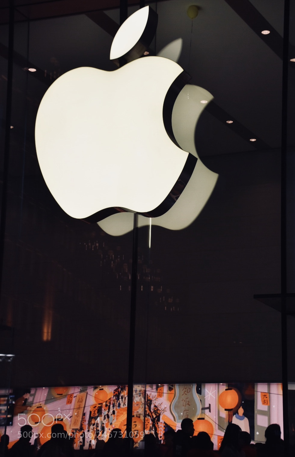 Nikon D7200 sample photo. A crowded apple store photography