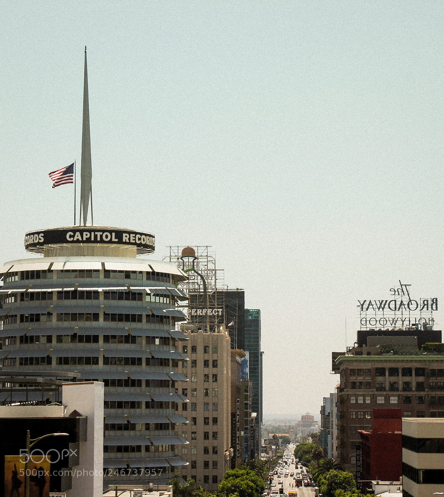 Canon EOS 500D (EOS Rebel T1i / EOS Kiss X3) sample photo. Capitol records building photography