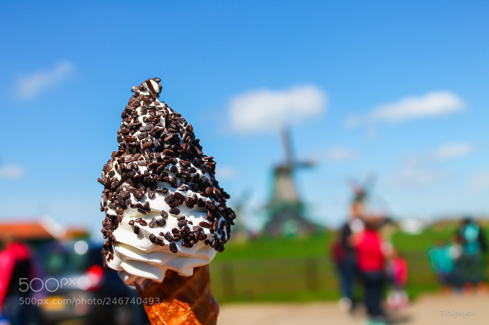 Canon EOS 1100D (EOS Rebel T3 / EOS Kiss X50) sample photo. Ice cream in winter photography
