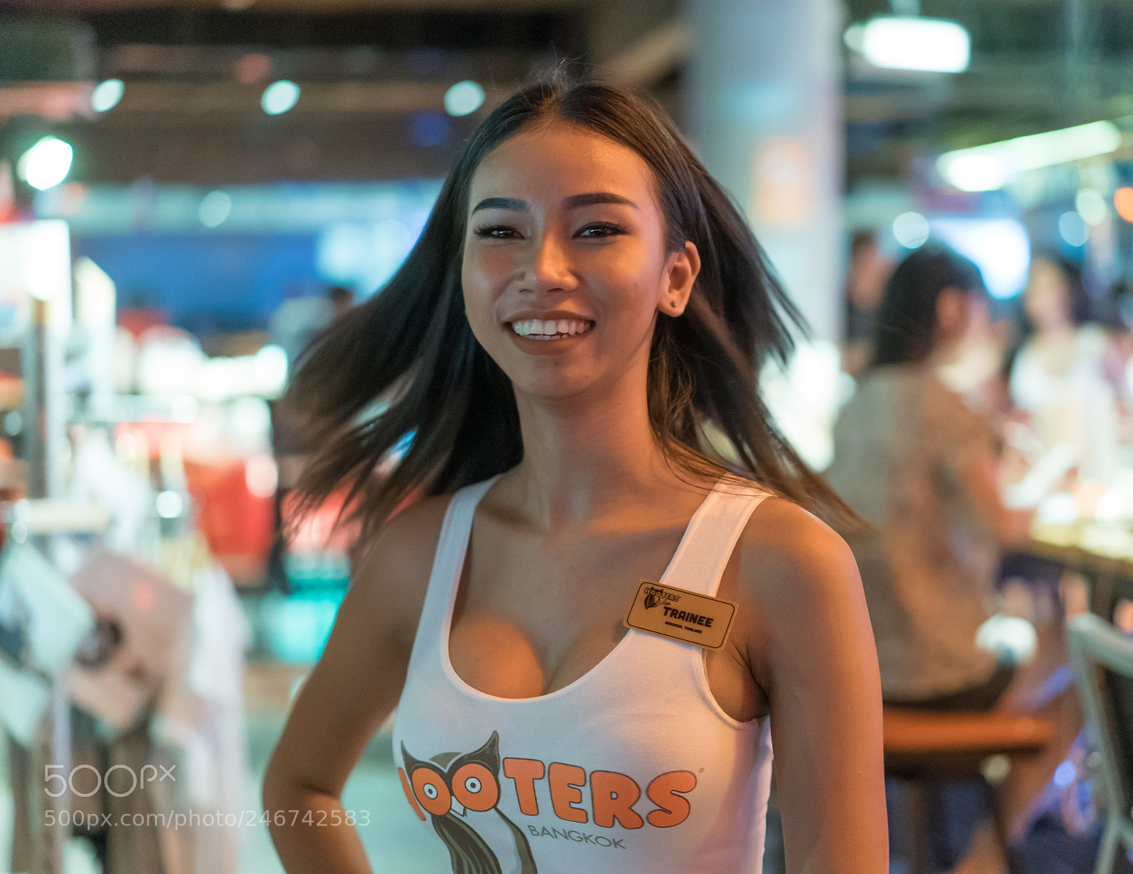 Sony a7S sample photo. Waitress in hooters, bangkok photography
