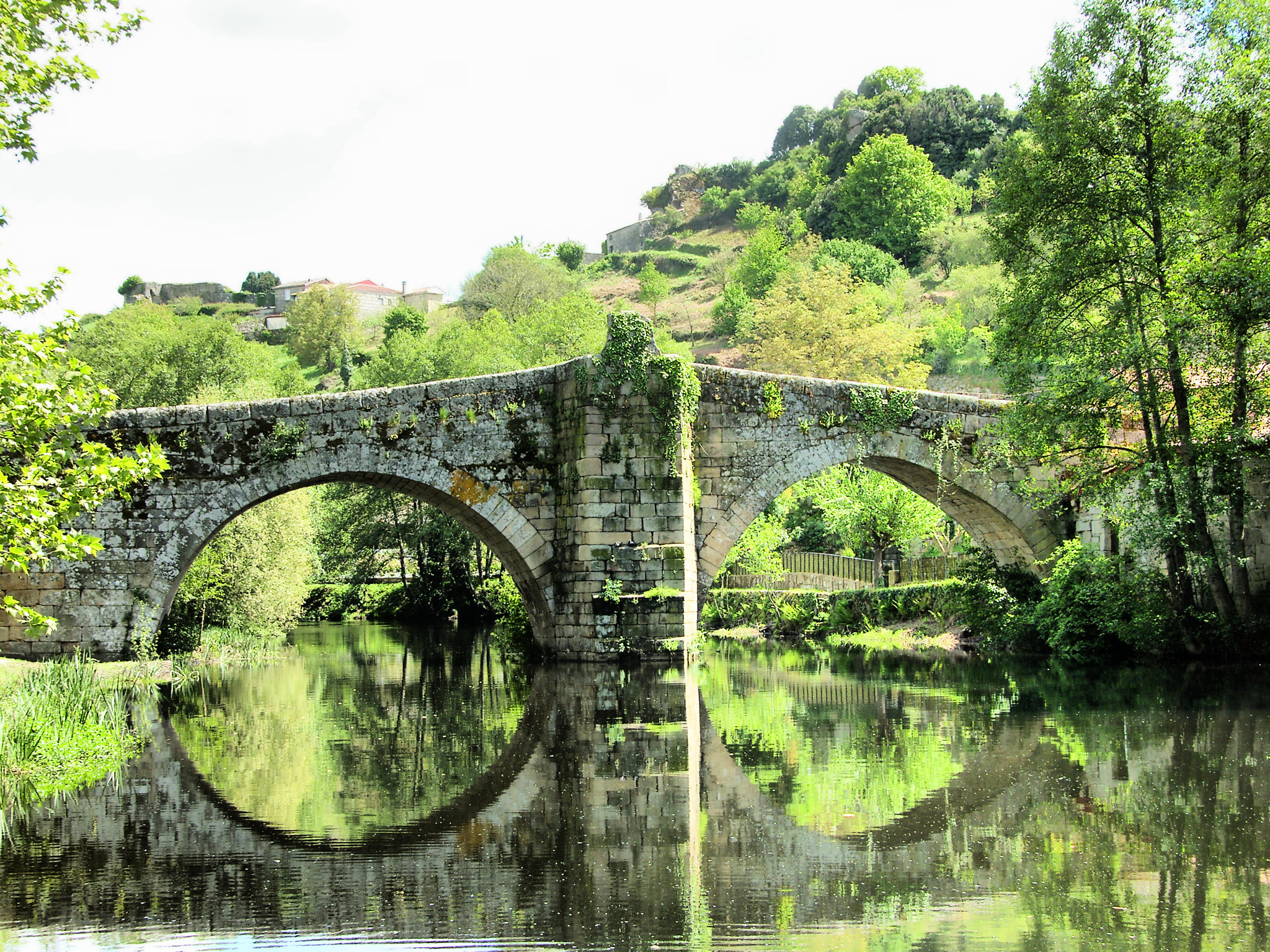 Samsung Pro 815 sample photo. Puente romanico en allariz (ourense) photography