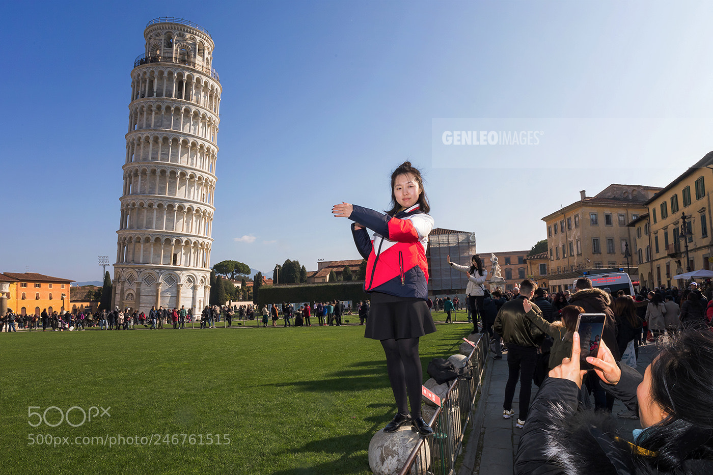 Canon EOS 5D Mark IV sample photo. Tourists posing in front photography