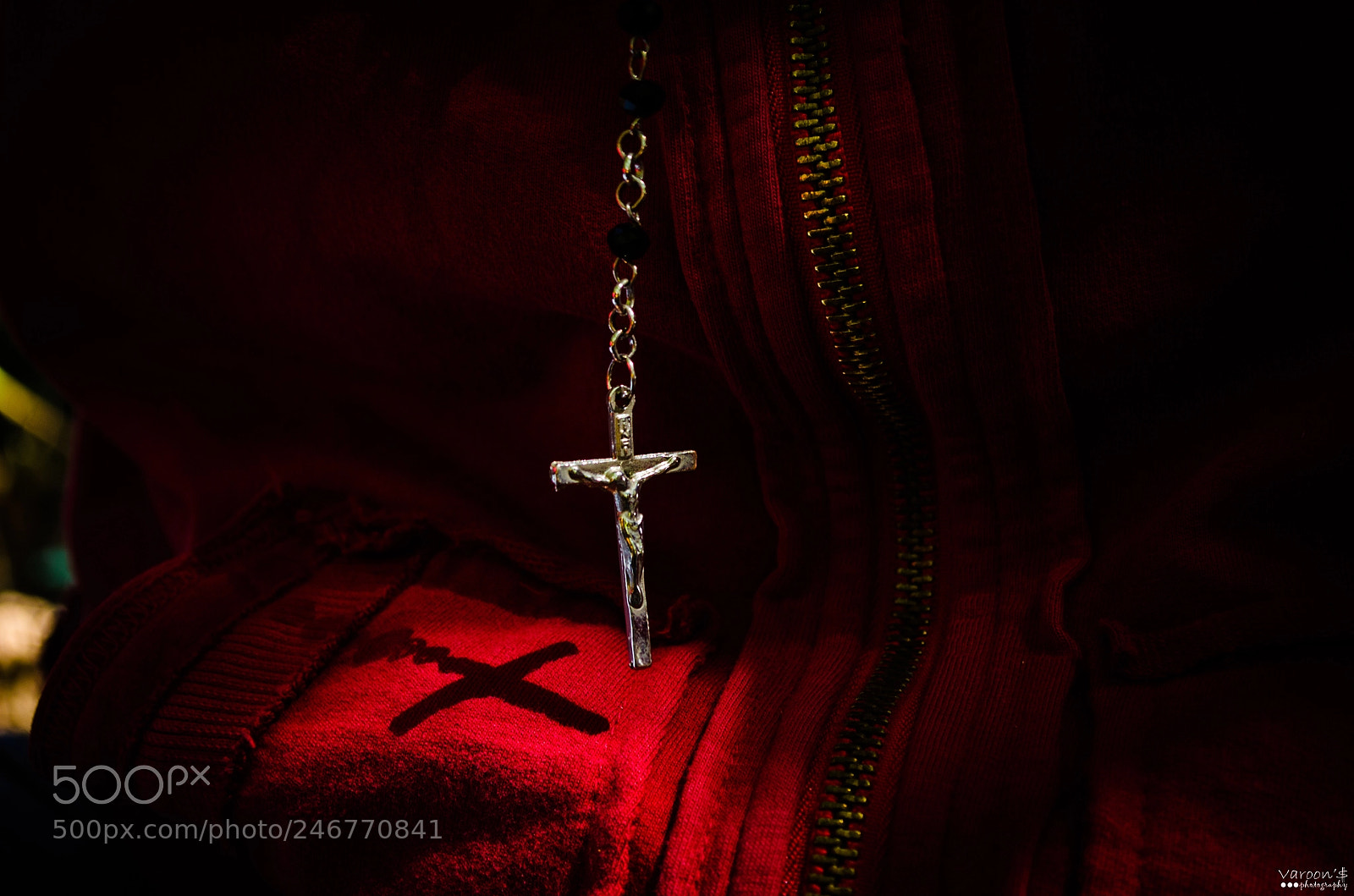 Nikon D5100 sample photo. Shadow on neck chain photography