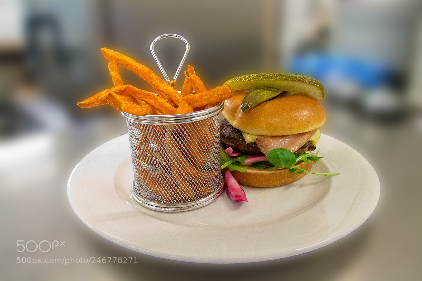 Canon EOS 700D (EOS Rebel T5i / EOS Kiss X7i) sample photo. Hamburger á la carte photography