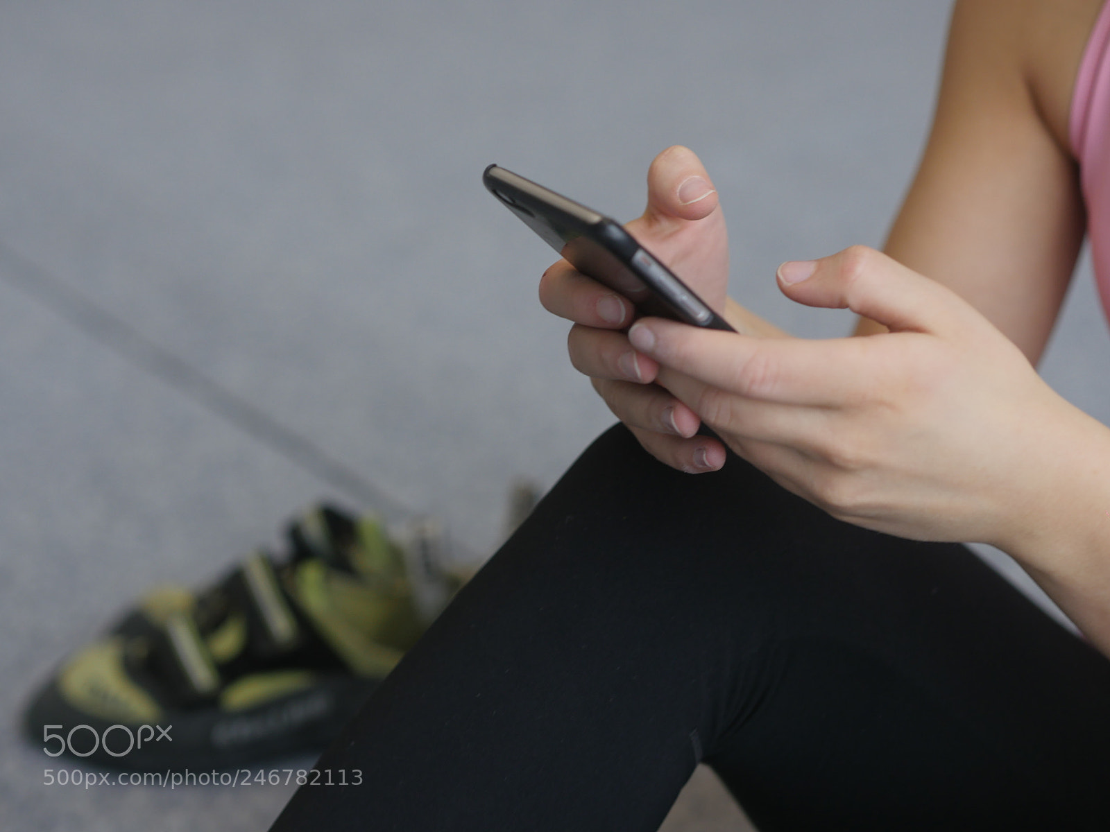 Panasonic Lumix DMC-GH4 sample photo. Crop sportswoman using phone photography
