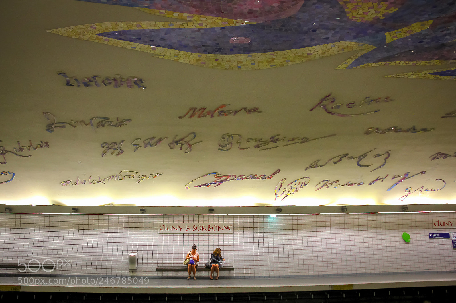 Canon EOS 550D (EOS Rebel T2i / EOS Kiss X4) sample photo. Paris subway photography
