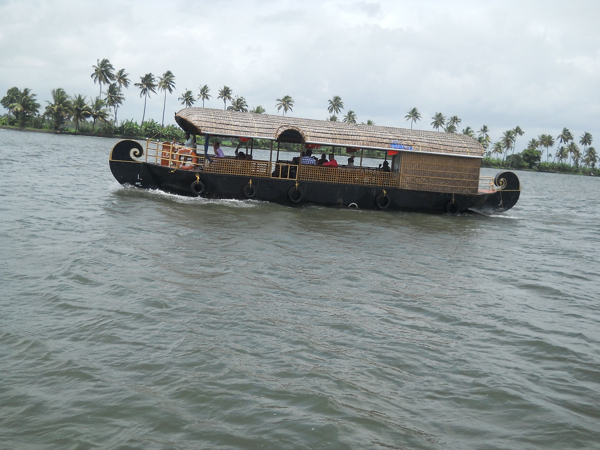Nikon Coolpix L21 sample photo. House boat photography
