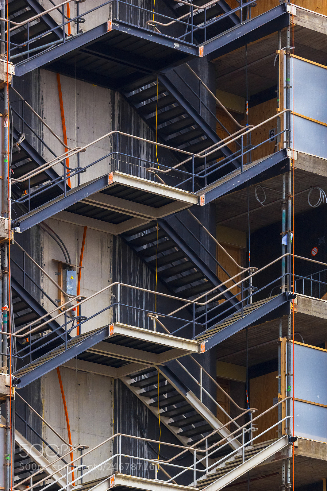 Canon EOS 550D (EOS Rebel T2i / EOS Kiss X4) sample photo. Blue stairs, orange cables photography