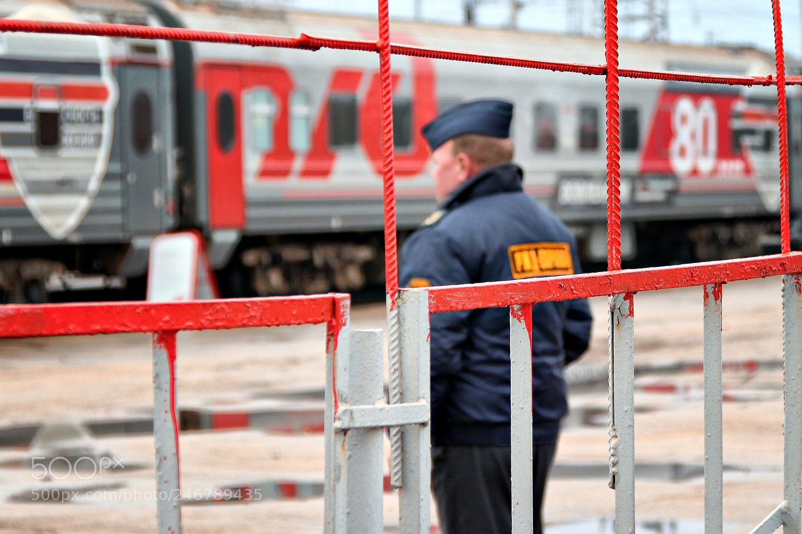 Canon EOS 600D (Rebel EOS T3i / EOS Kiss X5) sample photo. Security guard photography