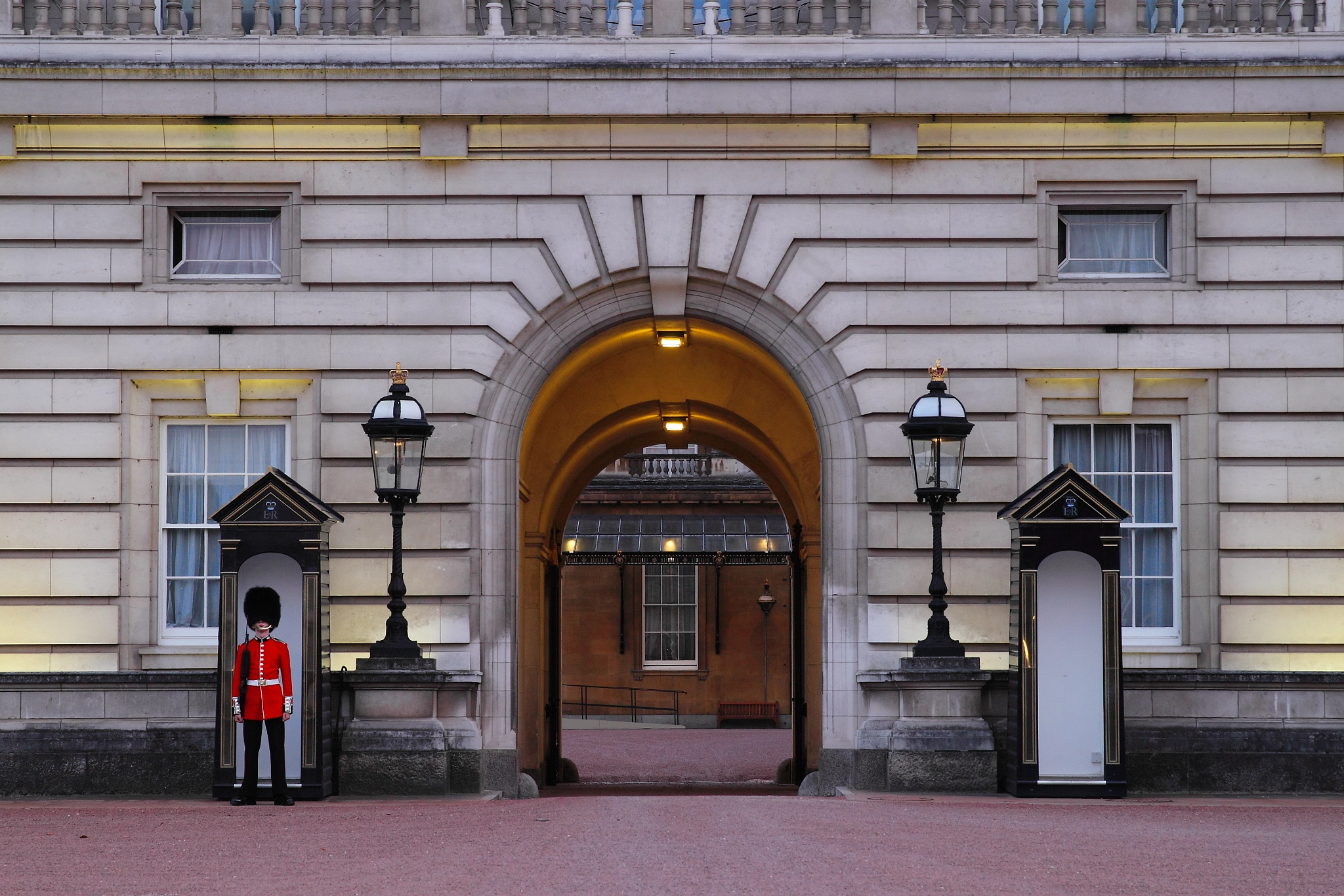 Canon EF 24-70mm F2.8L II USM sample photo. Buckingham palace photography