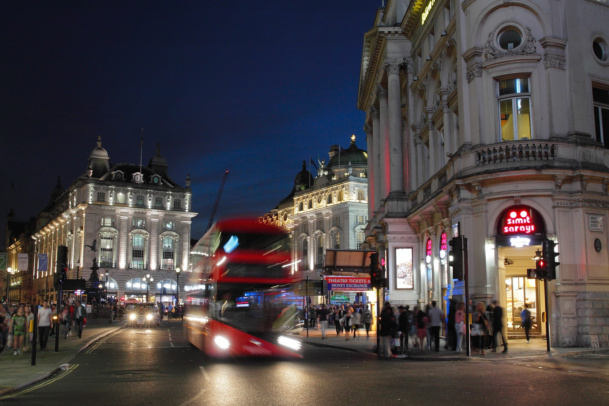 Canon EF 24-70mm F2.8L II USM sample photo. Piccadilly circus photography