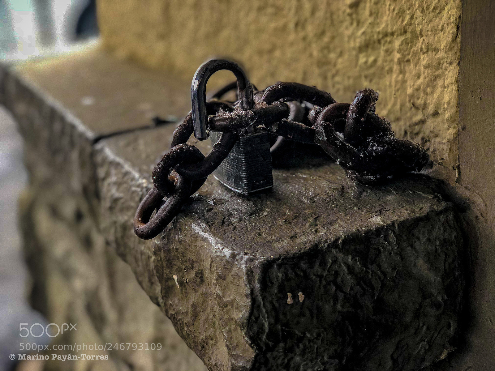 Apple iPhone X sample photo. Lock photography