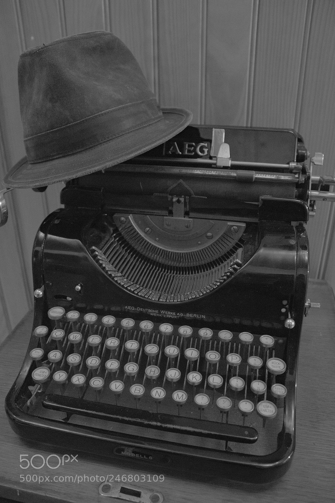 Canon EOS 1300D (EOS Rebel T6 / EOS Kiss X80) sample photo. Machine à écrire vintage photography