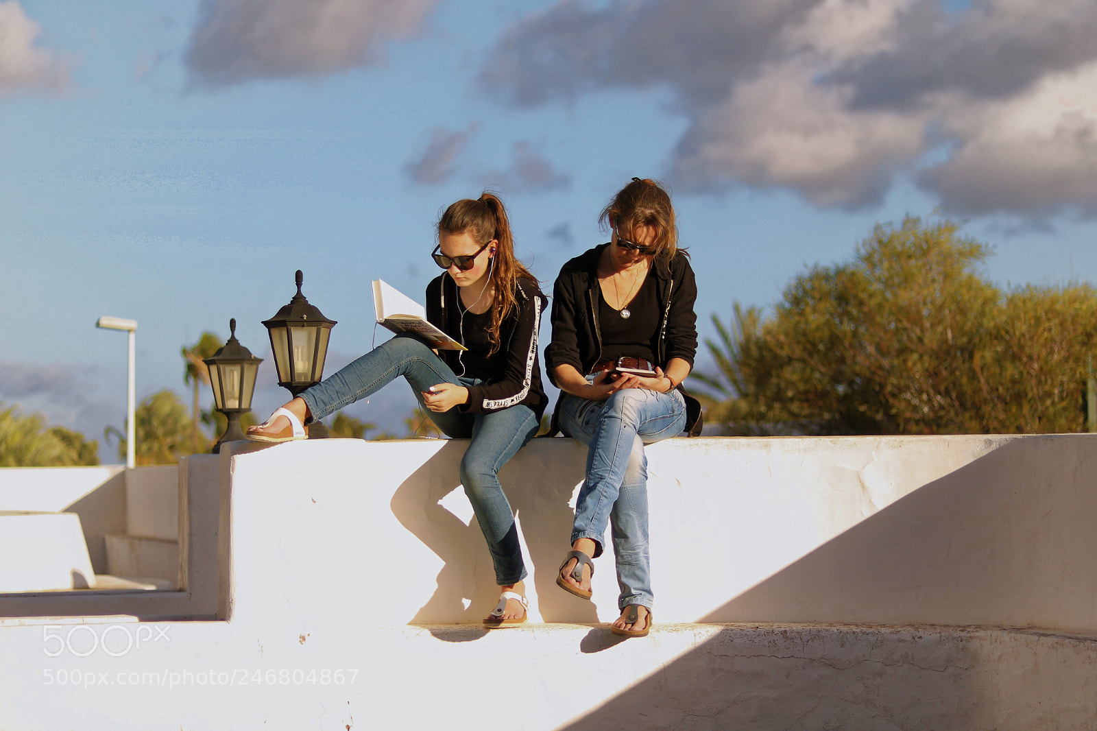 Canon EOS 750D (EOS Rebel T6i / EOS Kiss X8i) + Canon EF 50mm F1.8 STM sample photo. 2 girls reading photography