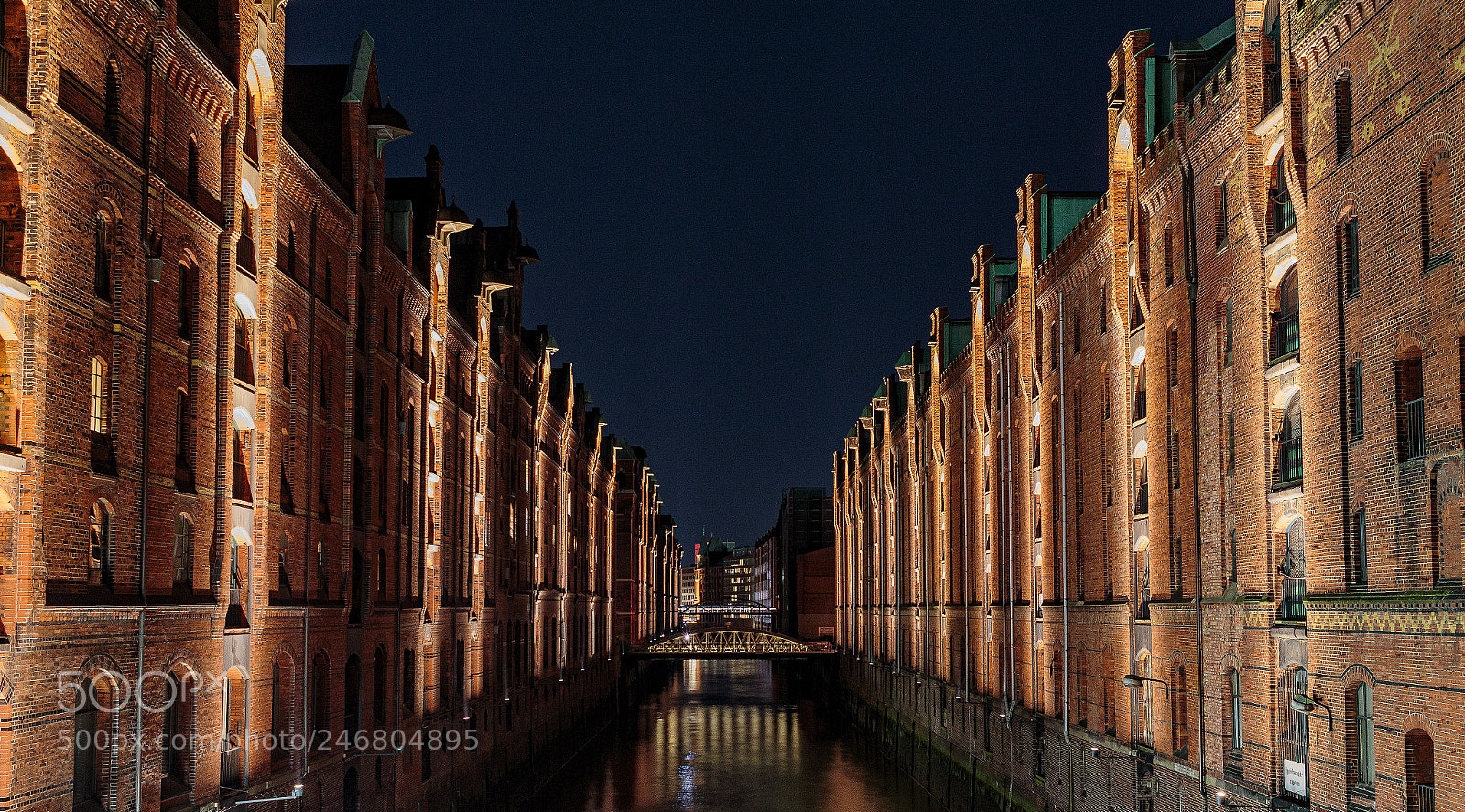 Canon EOS 700D (EOS Rebel T5i / EOS Kiss X7i) sample photo. Lights in hafencity photography