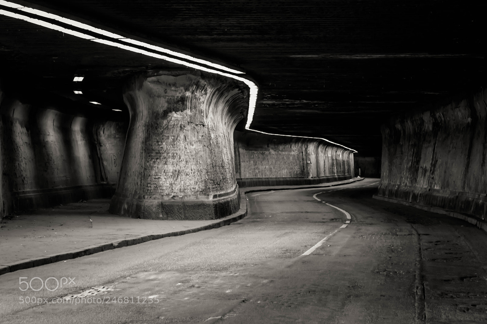 Canon EOS 500D (EOS Rebel T1i / EOS Kiss X3) sample photo. The tunnel photography
