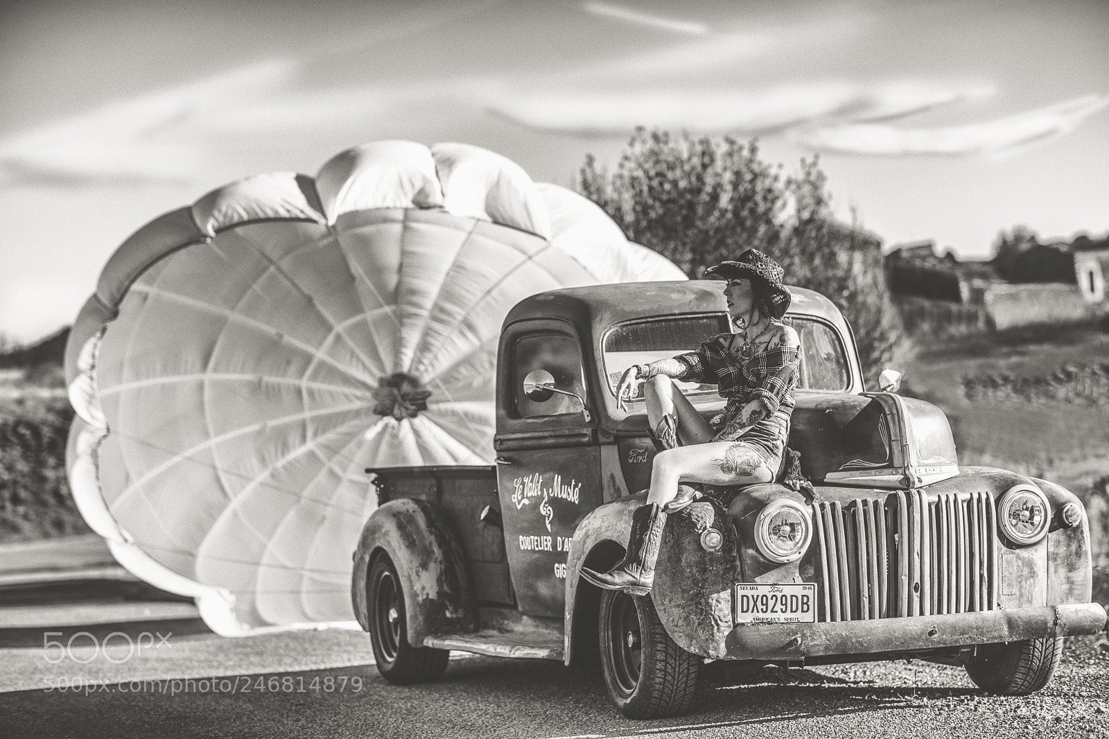Canon EOS 5D Mark IV sample photo. Old car and wind photography