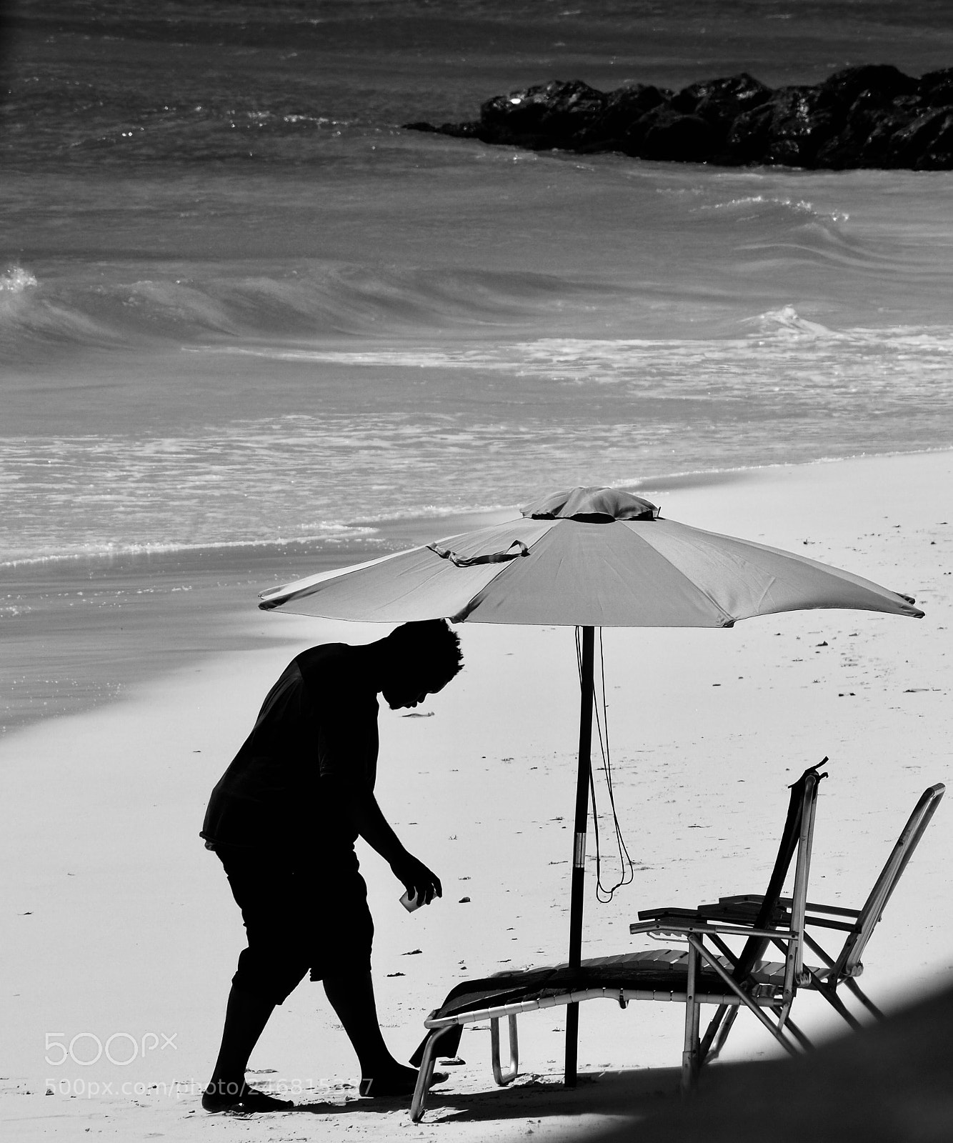 Olympus OM-D E-M10 II sample photo. Silhouetted-beach, bed-chair,umbrella! photography