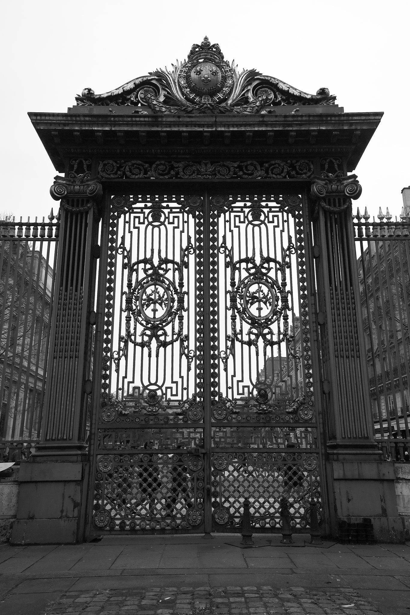 Sigma DP1 Merrill sample photo. Gate of palais de justice de paris photography