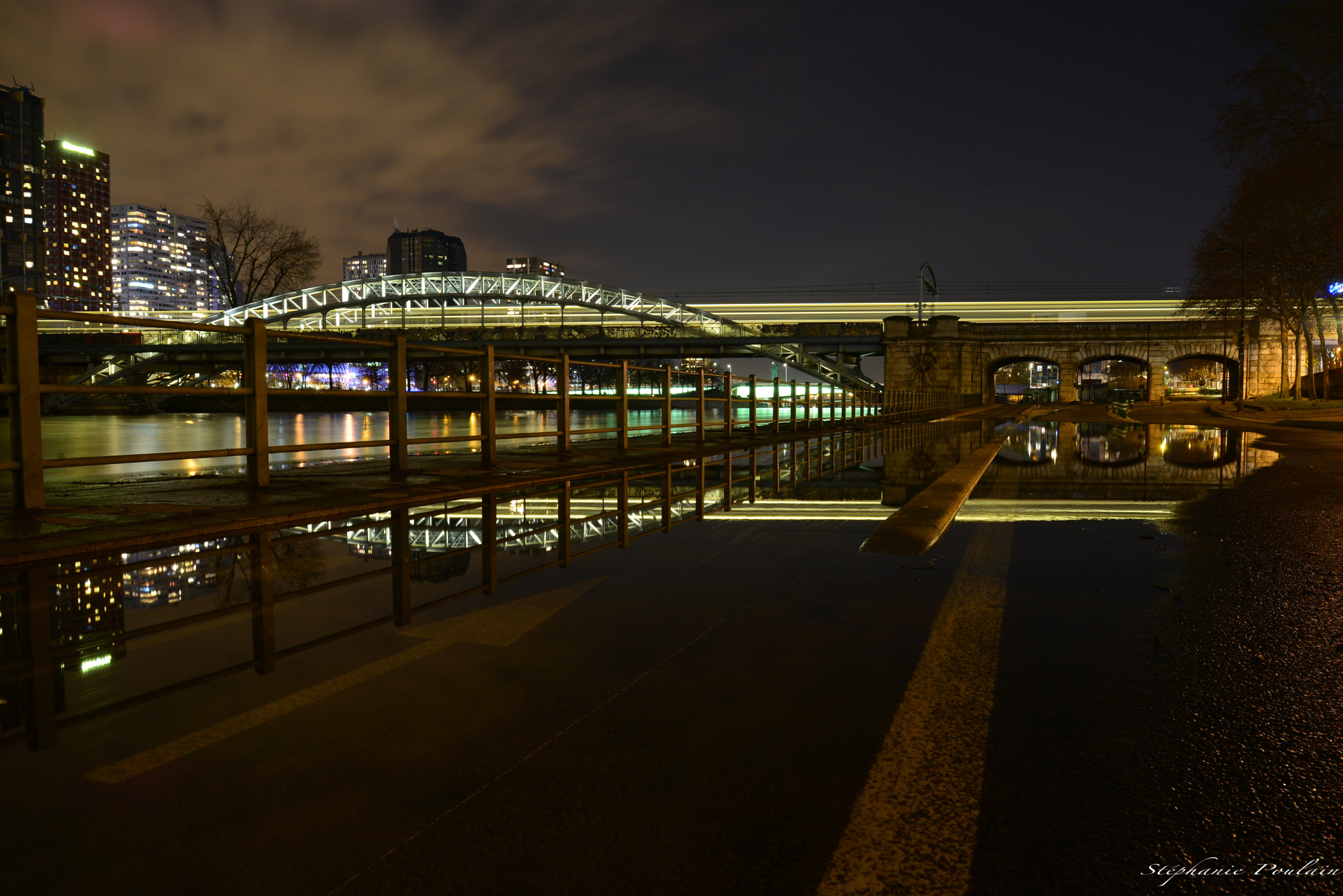 Nikon D610 + Nikon AF-S Nikkor 24-85mm F3.5-4.5G ED VR sample photo. Passerelle rouelle en miroir photography