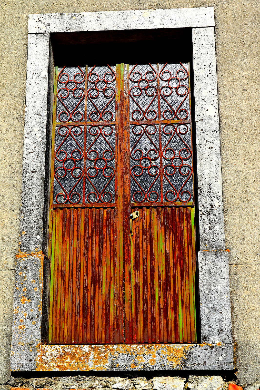 Canon EF 24-70mm F4L IS USM sample photo. Iron door photography