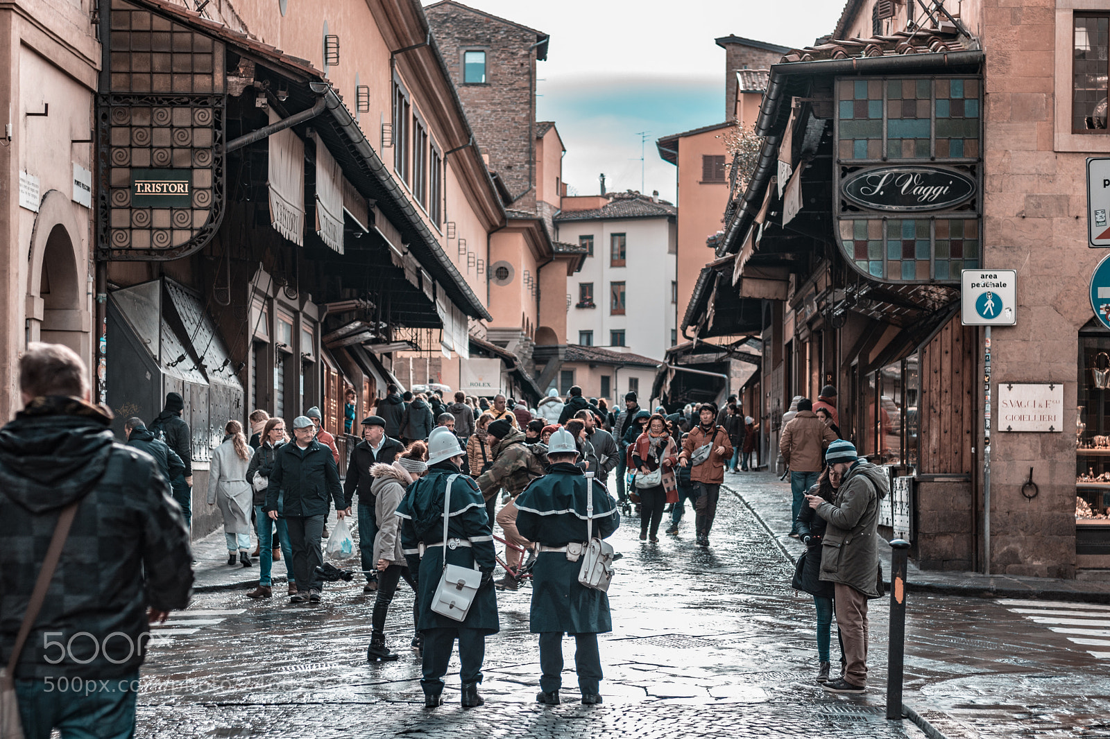 Canon EOS 750D (EOS Rebel T6i / EOS Kiss X8i) sample photo. Carabinieri en ponte vecchio photography