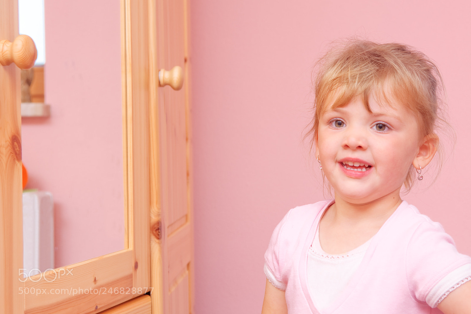 Canon EOS 40D sample photo. Little girl looking at photography