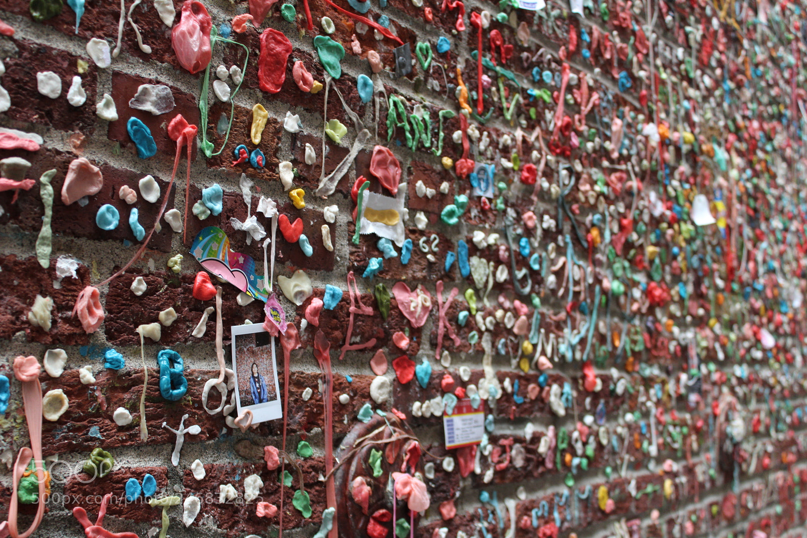 Canon EOS 1300D (EOS Rebel T6 / EOS Kiss X80) sample photo. Gum wall close up photography