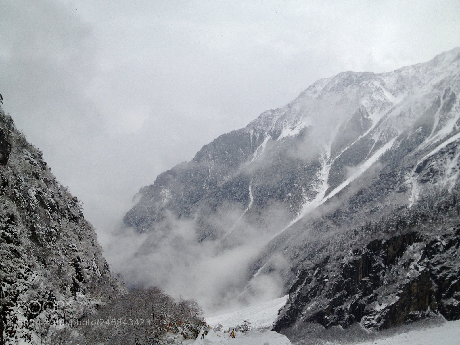 Apple iPhone 4S sample photo. Misty mountain photography