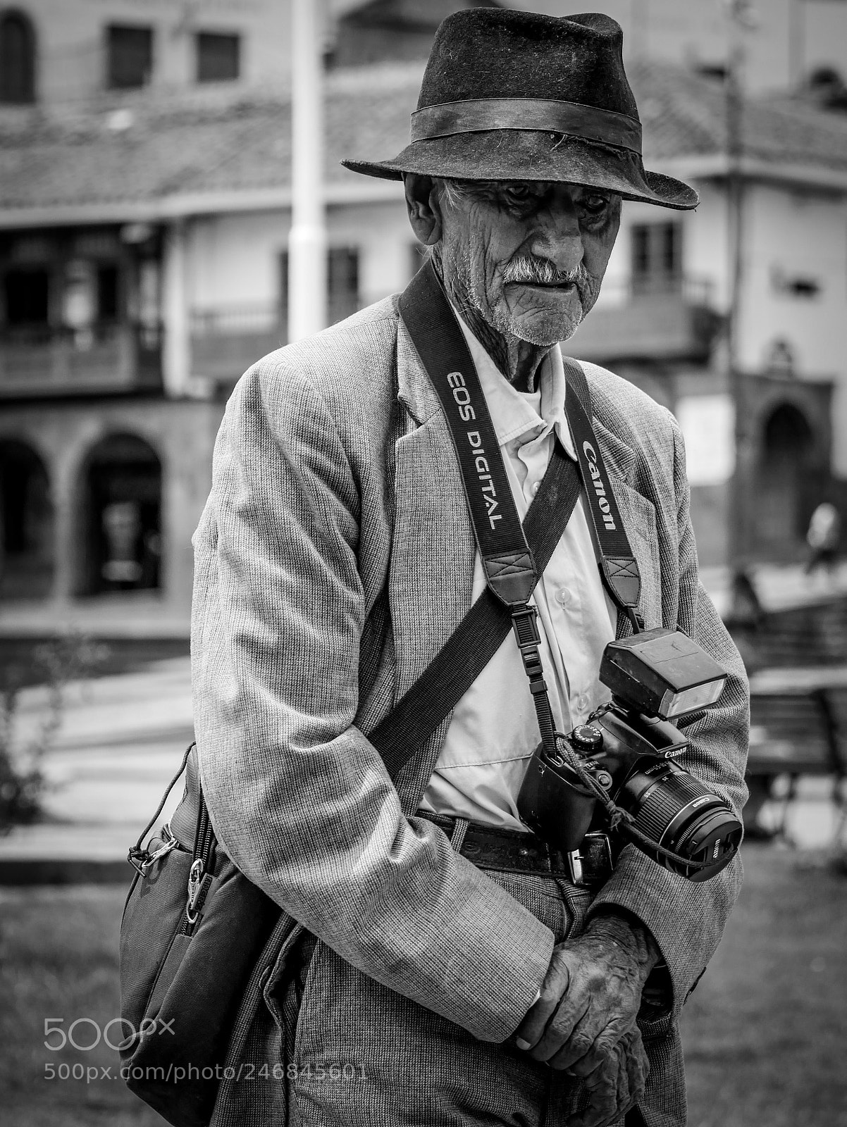 Panasonic Lumix DMC-G85 (Lumix DMC-G80) sample photo. The old photographer photography