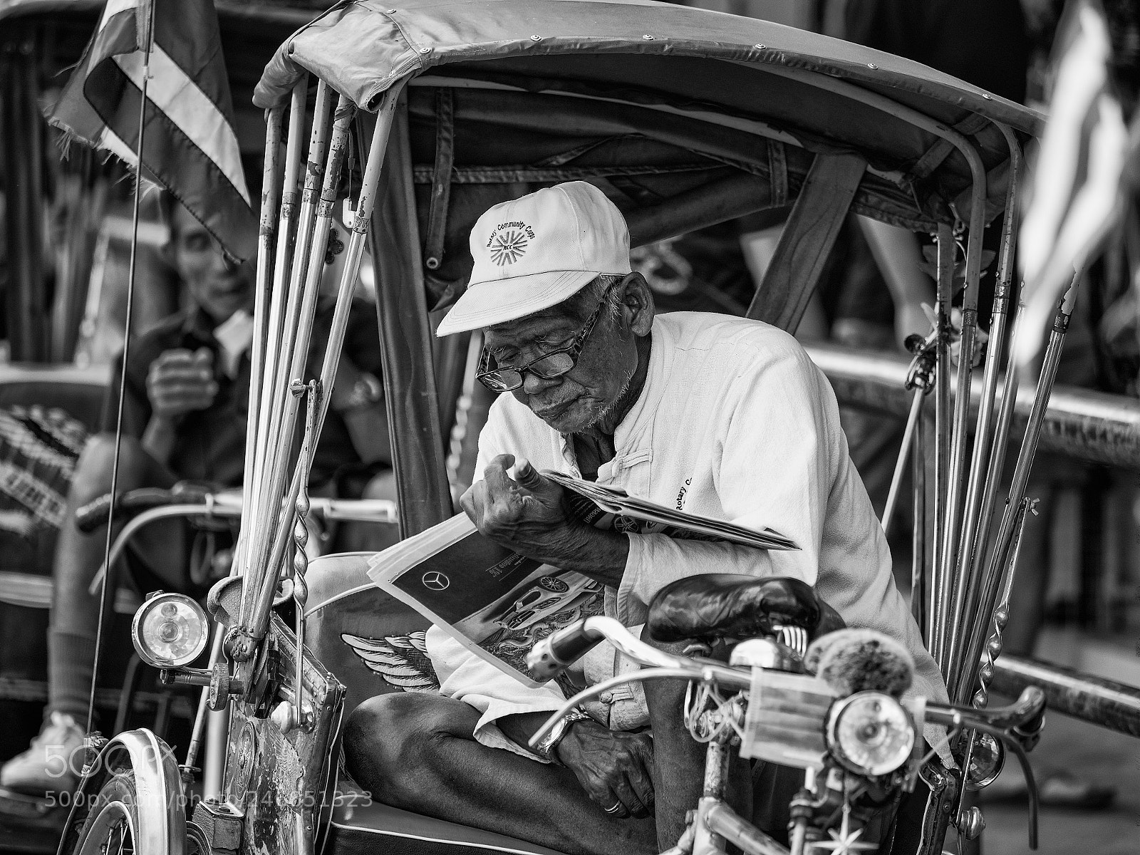 Olympus OM-D E-M1 Mark II sample photo. Rickshaw man photography