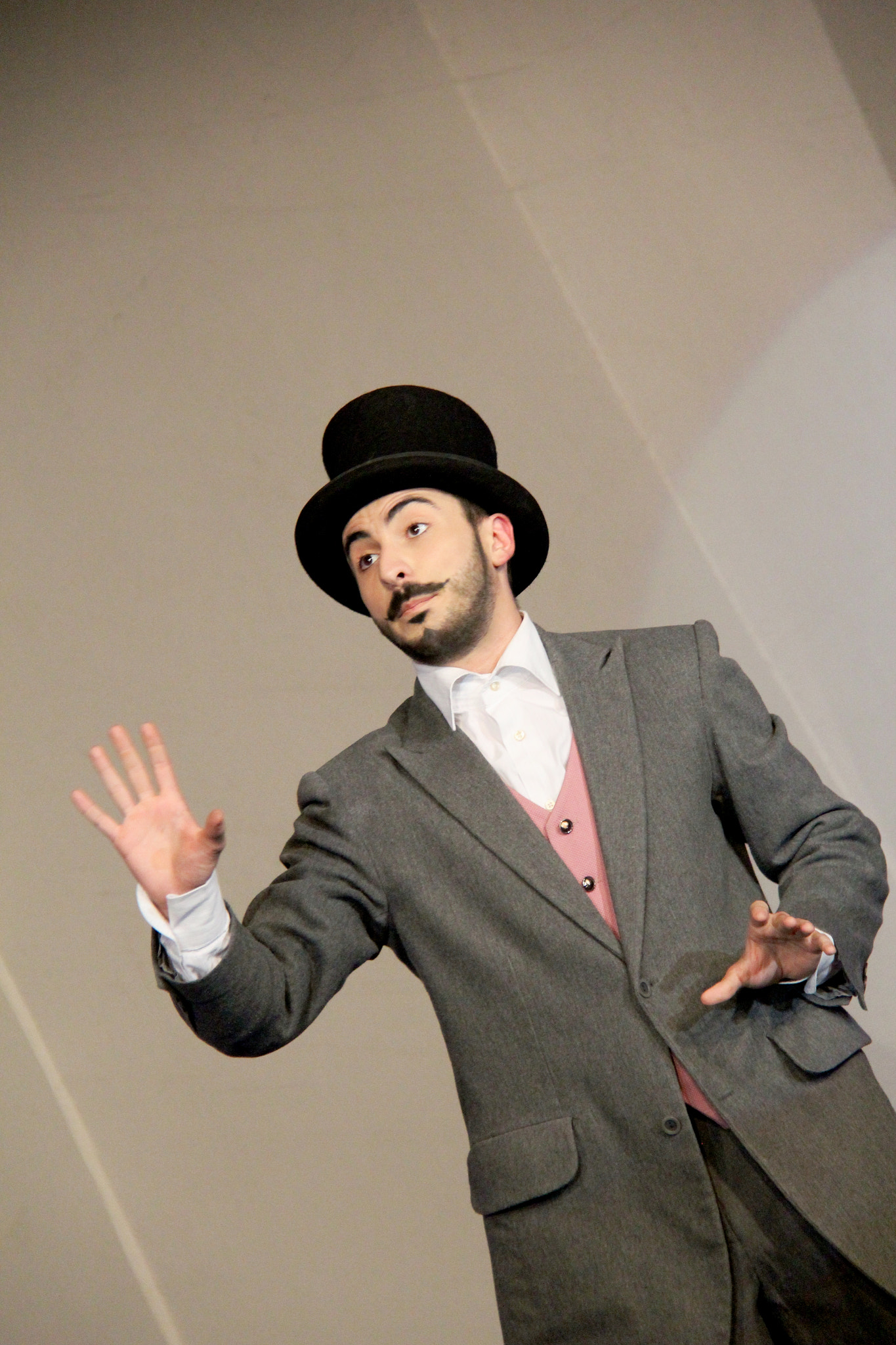 Canon EF-S 18-200mm F3.5-5.6 IS sample photo. Classic man on stage photography