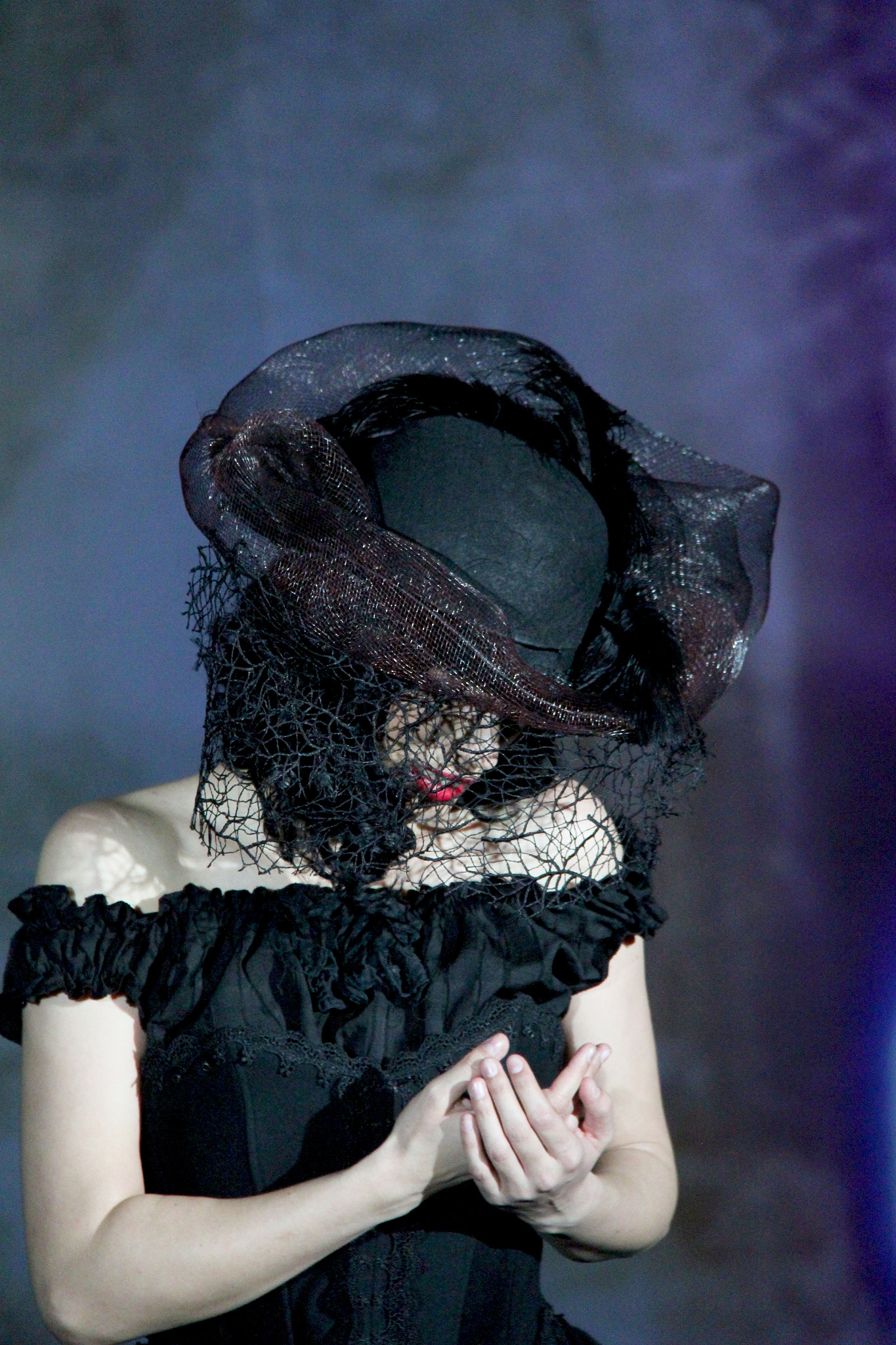 Canon EF-S 18-200mm F3.5-5.6 IS sample photo. Dark princess on stage photography