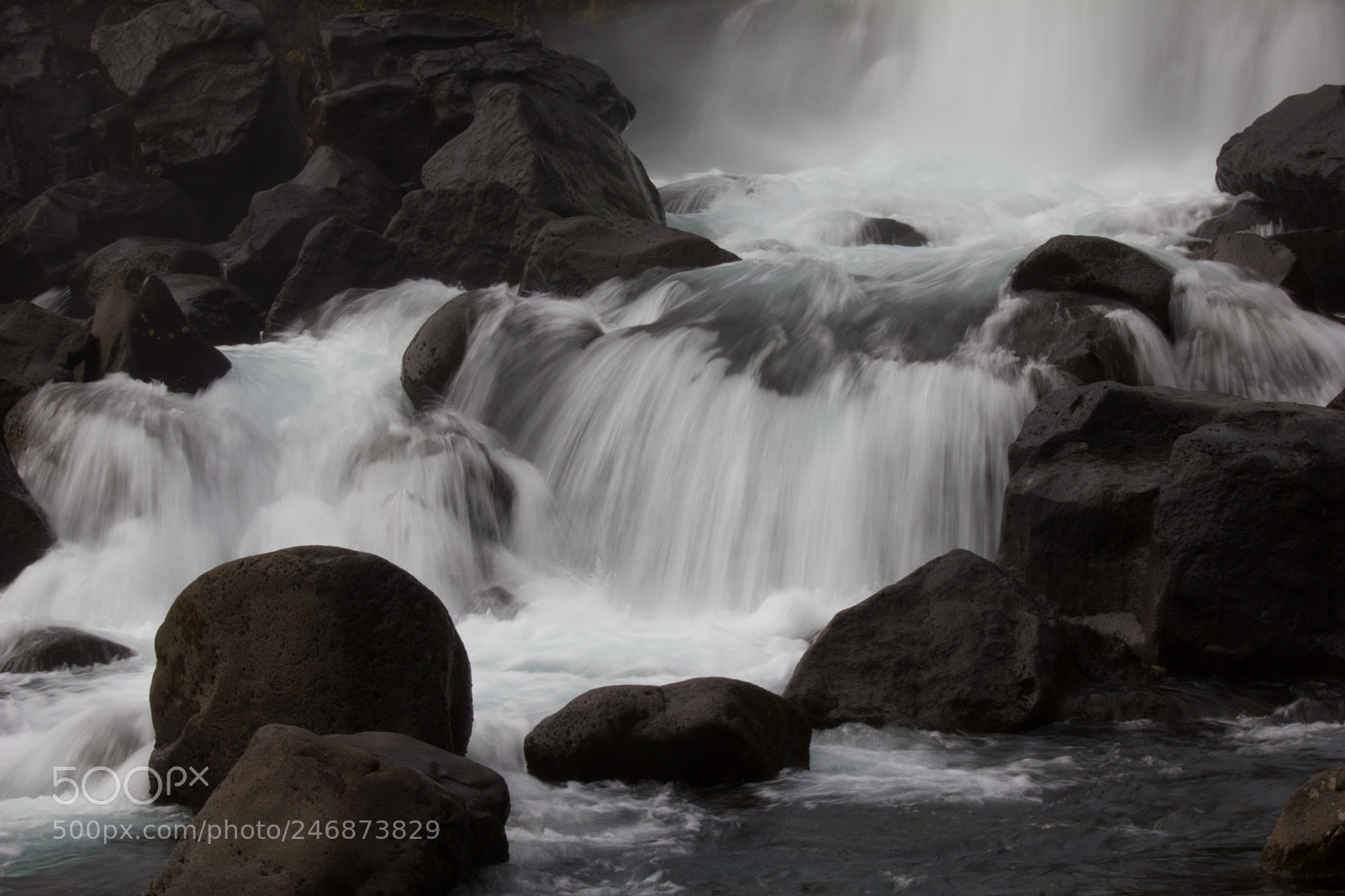 Canon EOS 550D (EOS Rebel T2i / EOS Kiss X4) sample photo. Waterfall in b&w photography