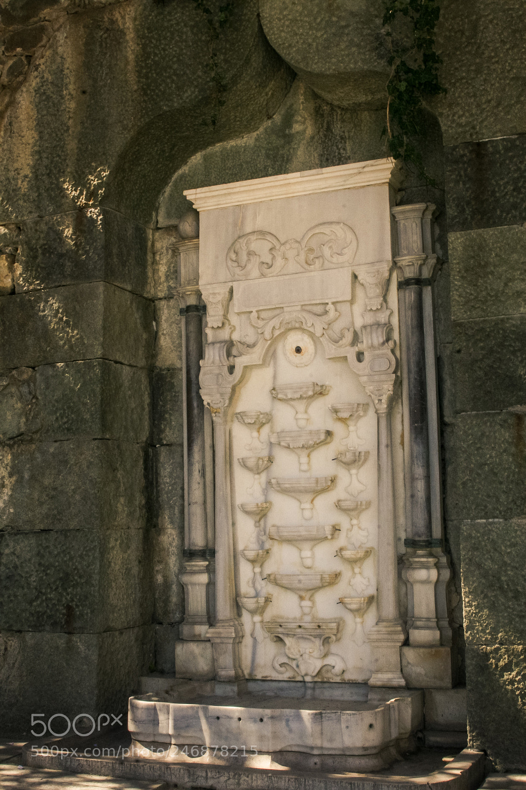 Canon EOS 30D sample photo. Small vertical fountain at photography