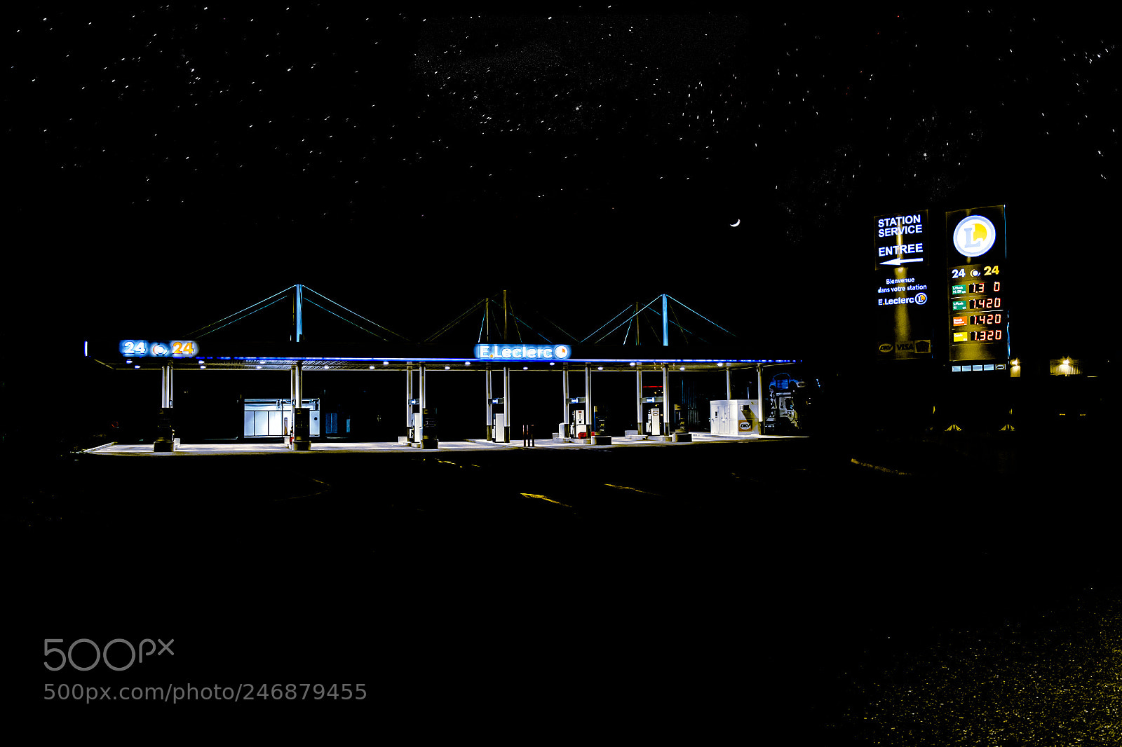 Fujifilm X-M1 sample photo. Stellar fuel station photography