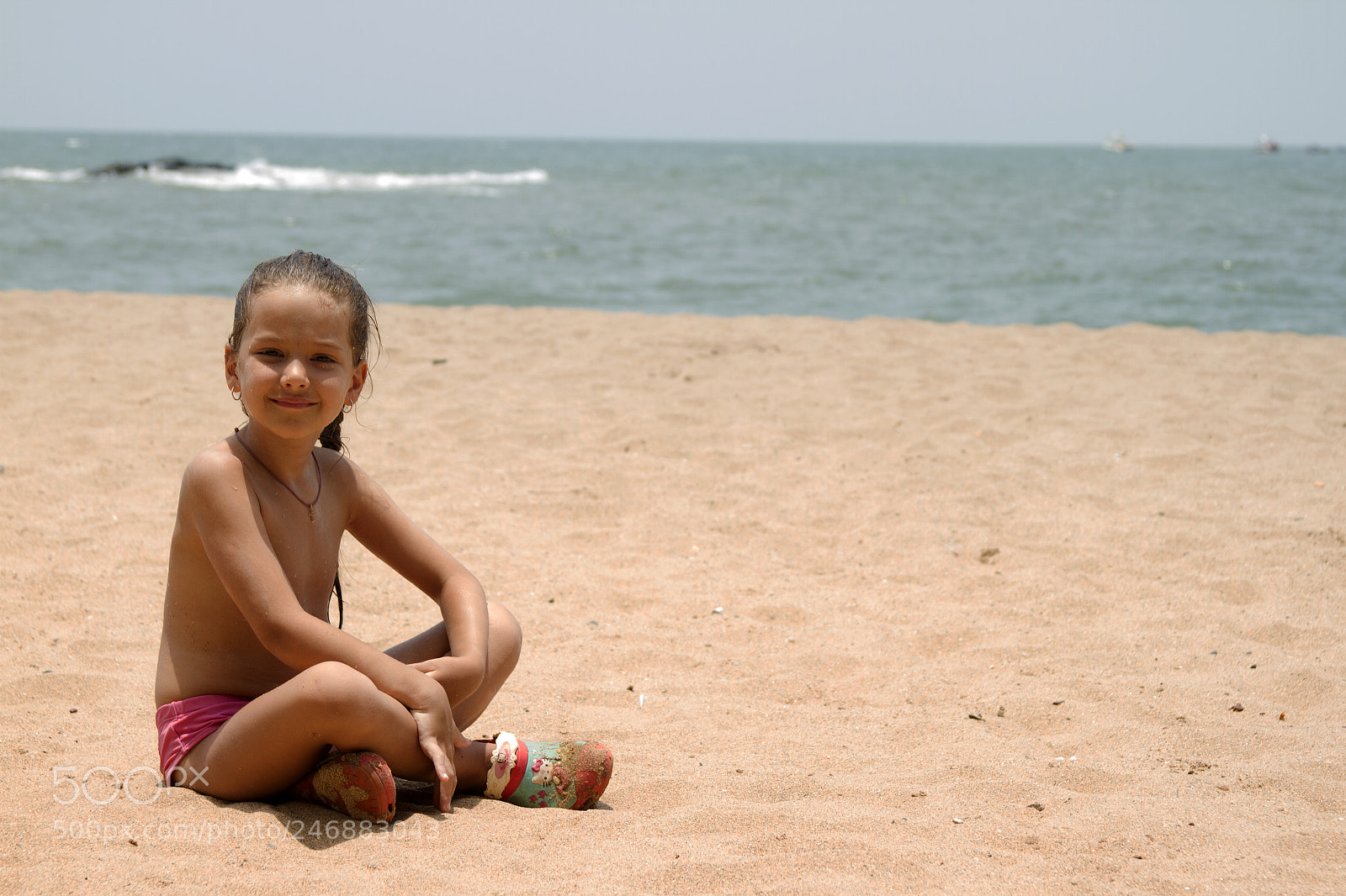Canon EOS 7D sample photo. Beautiful little girl sitting photography