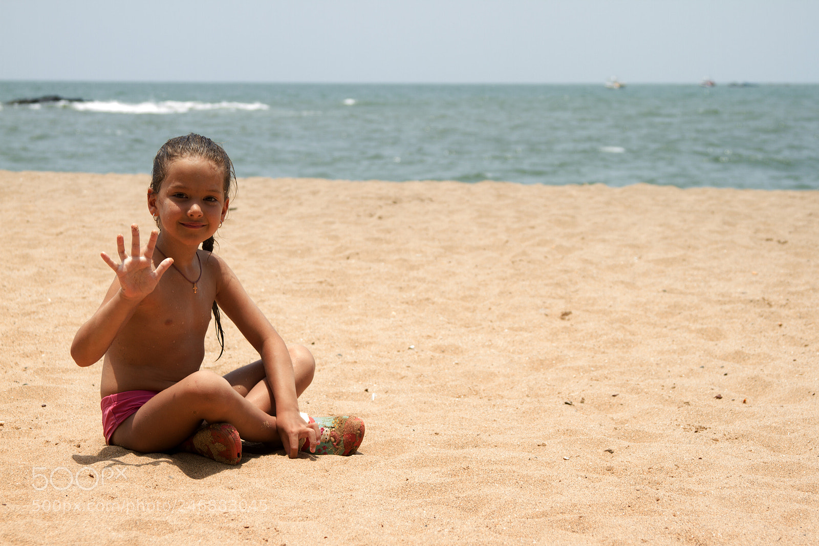 Canon EOS 7D sample photo. Beautiful little girl sitting photography