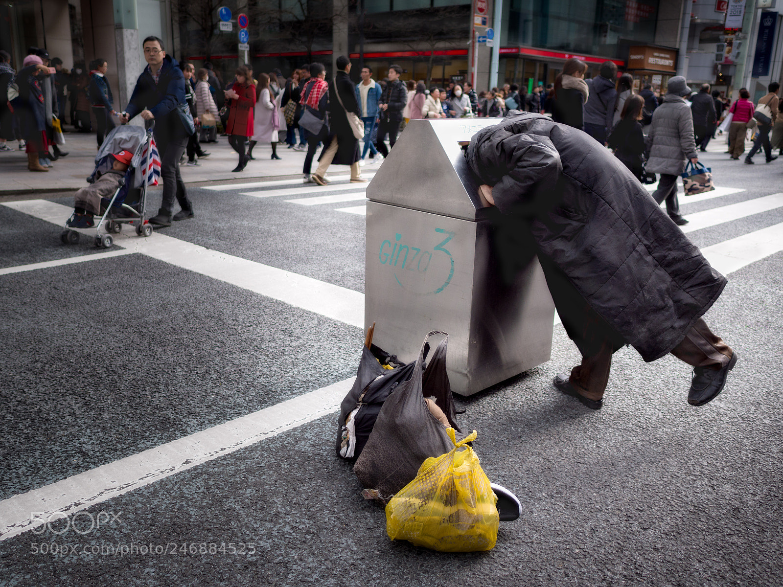 Panasonic Lumix DC-G9 sample photo. Ginza homeless.jpg photography