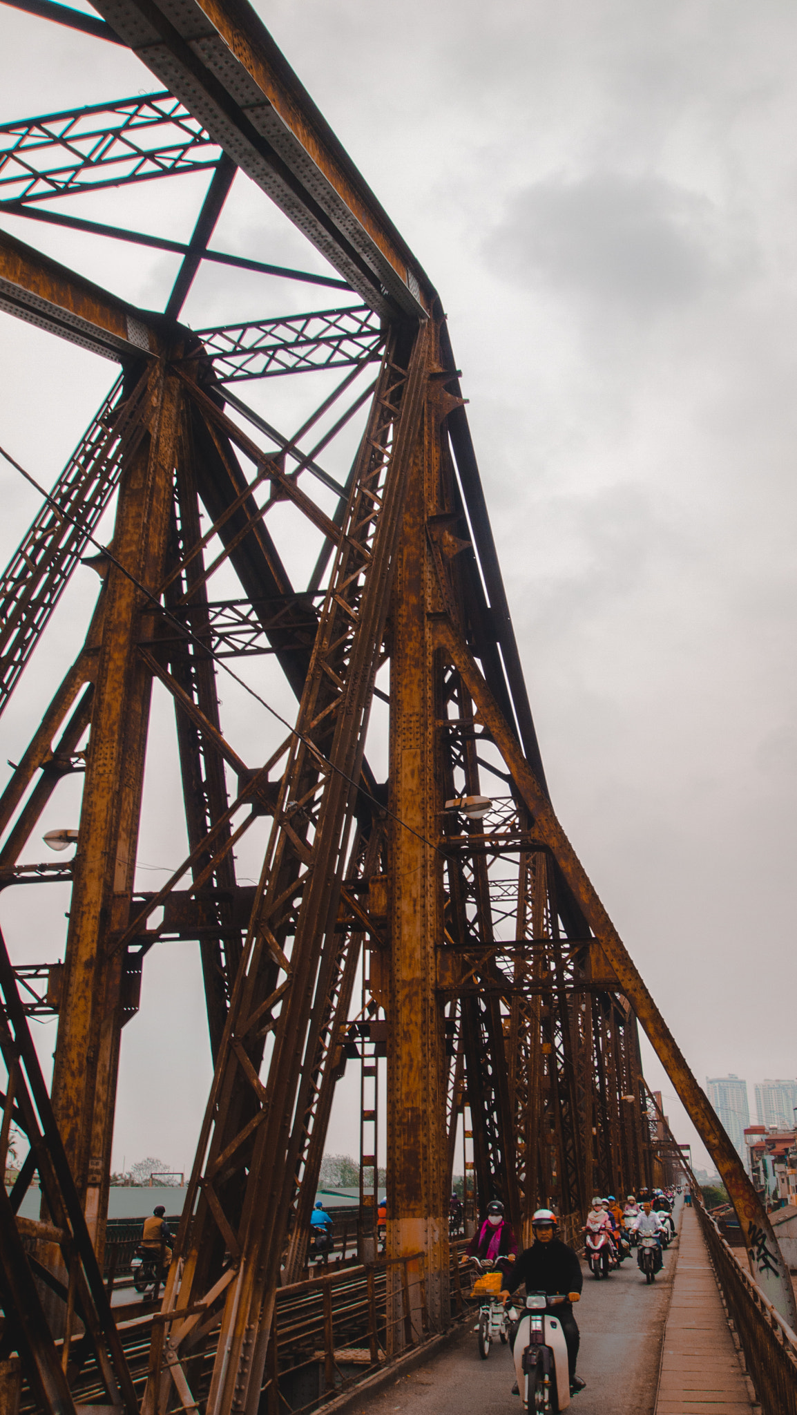 Olympus PEN E-P1 sample photo. Long bien bridge photography