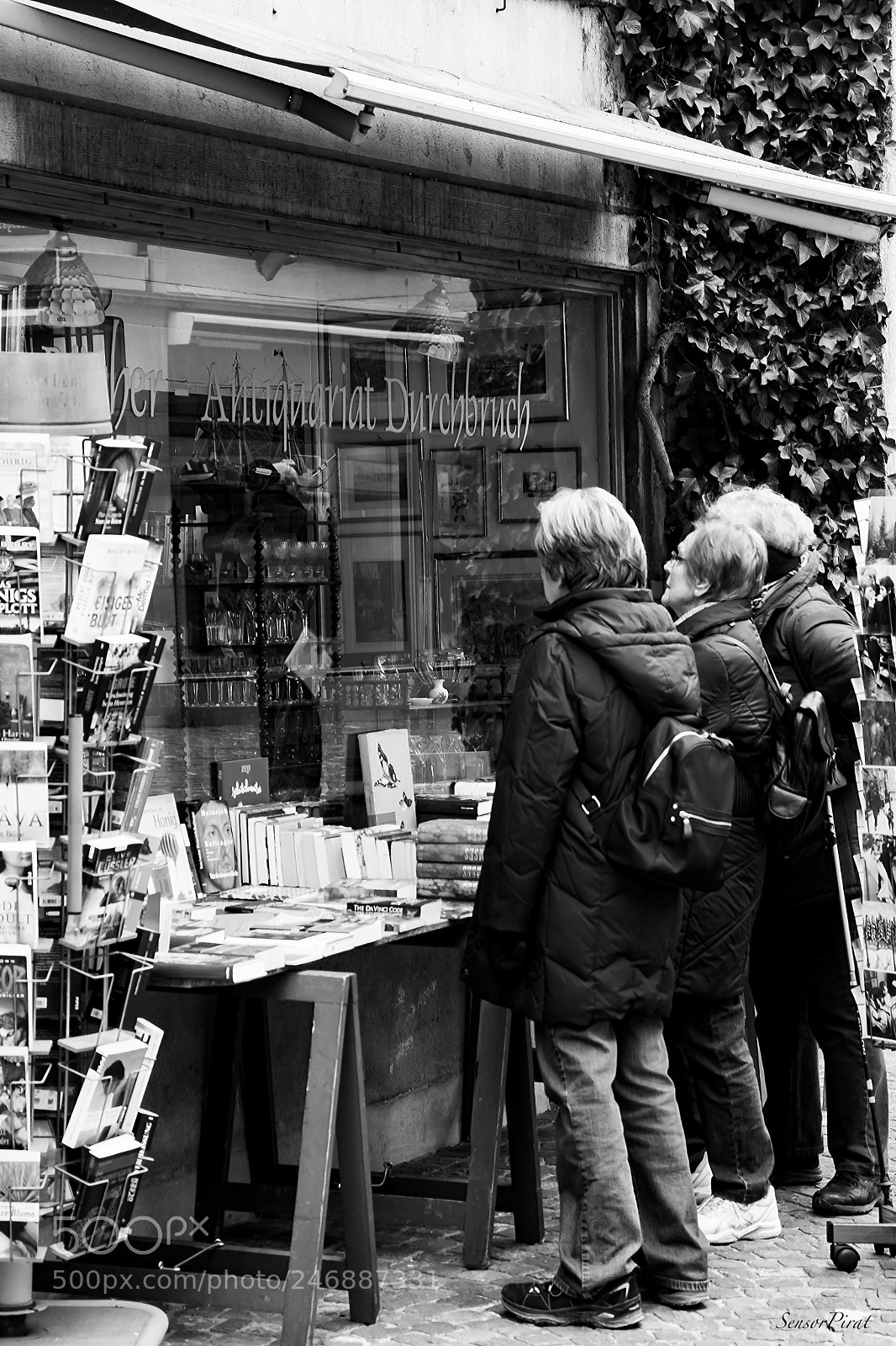 Sony SLT-A99V sample photo. Drei frauen am fenster. photography