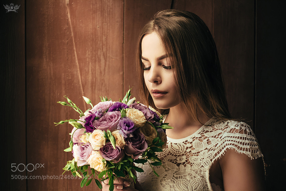 Canon EOS 600D (Rebel EOS T3i / EOS Kiss X5) sample photo. Beautiful bride holding wedding photography