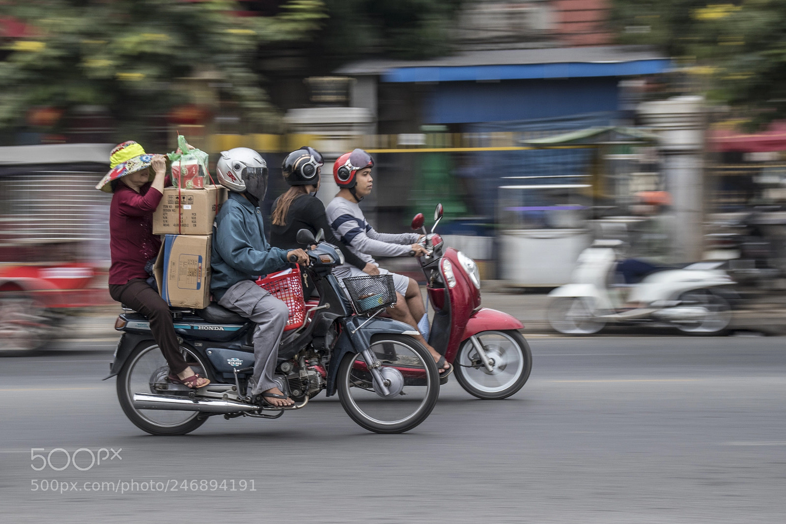 Canon EOS 200D (EOS Rebel SL2 / EOS Kiss X9) sample photo. Don't forget your helmet photography