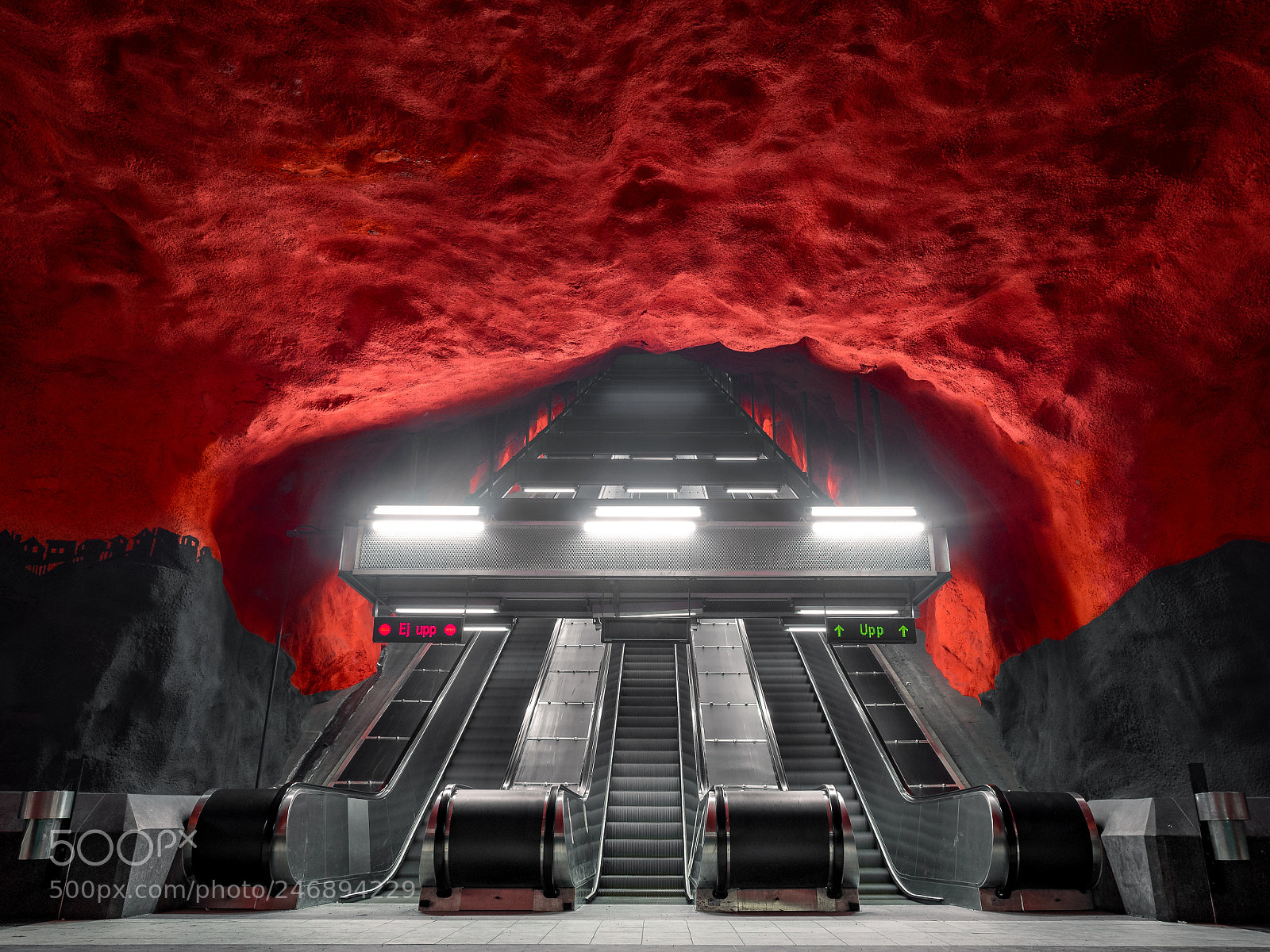 Olympus OM-D E-M10 sample photo. Red tunnels photography
