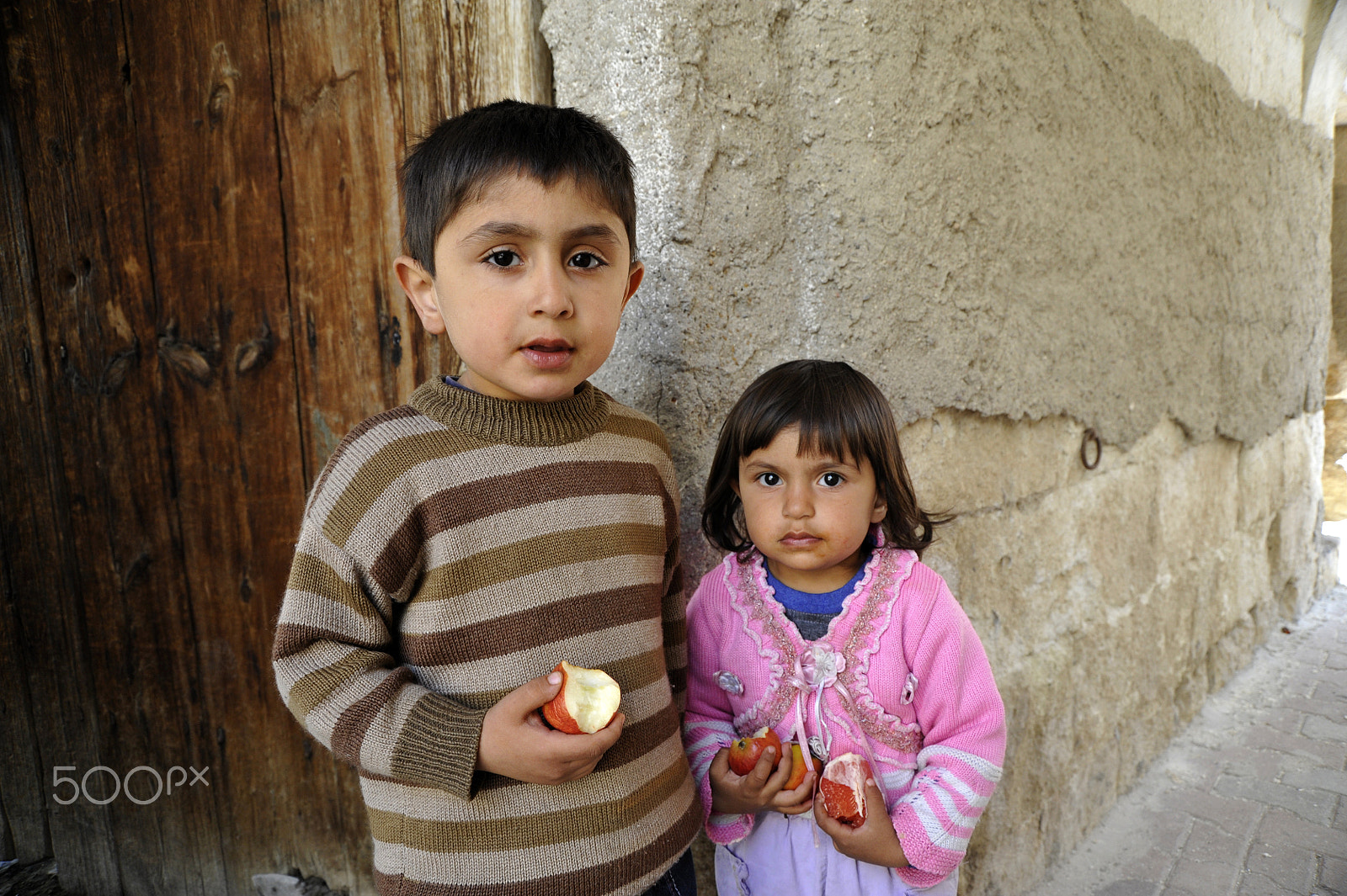 Nikon D700 sample photo. Apples at their little hands.. photography